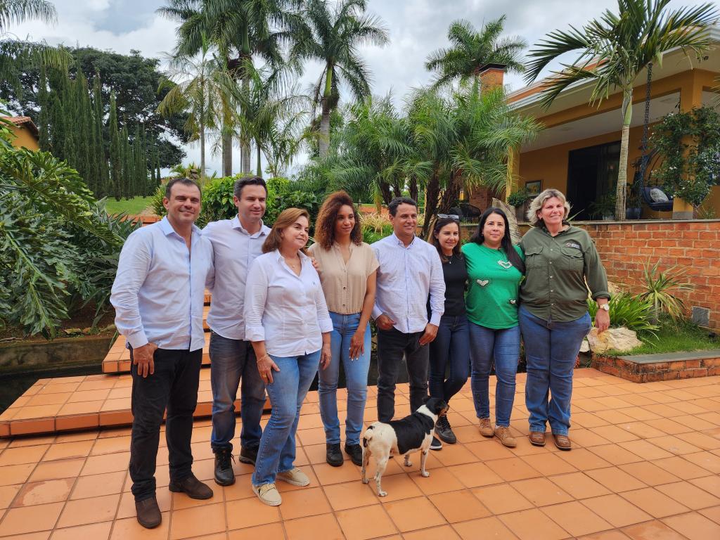 Empresários de Angola visitam fazenda em Serra do Salitre para troca de conhecimentos sobre café e vinhos