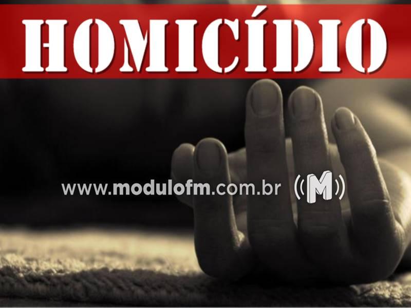 Homem é executado a tiros dentro de carro na zona rural em Coromandel