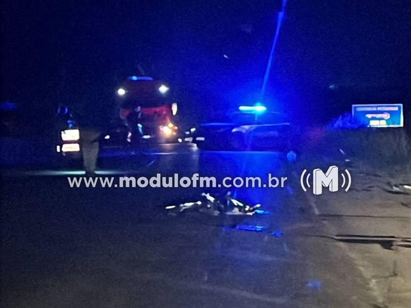 Motociclista de 21 anos morre após colisão com caminhão na BR-365; moto pegou fogo