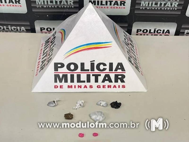 Imagem 1 do post PM prende suspeitos de tráfico que usavam carro sem placa para entrega de drogas no sistema delivery em Patrocínio