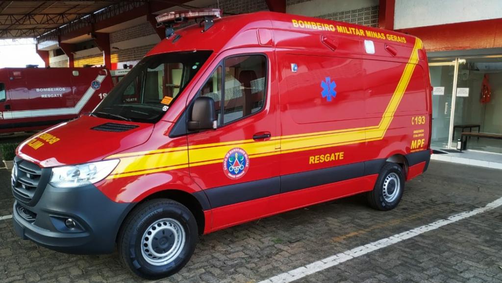 Idoso é socorrido pelo Corpo de Bombeiros após acidente entre carros no Bairro Marciano Brandão