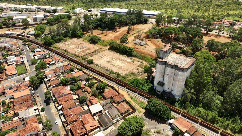 Prefeitura realiza limpeza no terreno da CASEMG; à Módulo FM, prefeito disse que pretende usar área para o Minha Casa Minha Vida