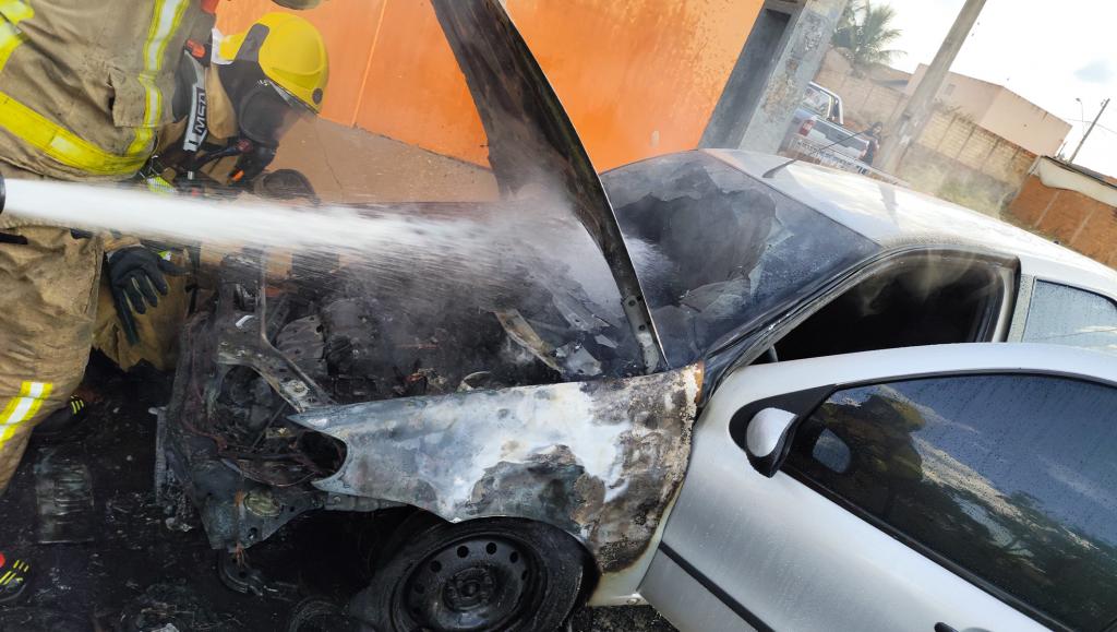 Bombeiros combatem incêndio em veículo no bairro Jardim Sul, em Patrocínio