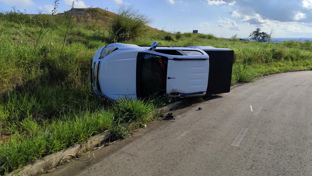 Condutora capota caminhonete na Avenida Maria Silva Nunes em Patrocínio