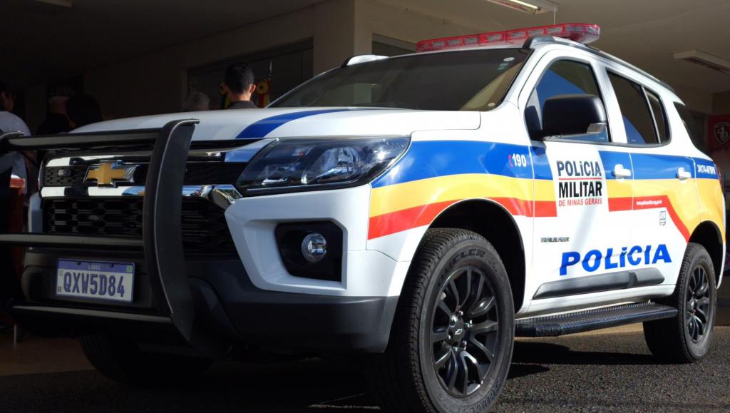 Homem com mandado de prisão em aberto é preso após visita preventiva da PM