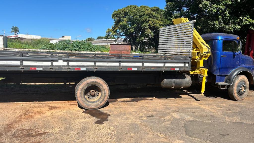 Polícia Militar localiza caminhão suspeito de envolvimento em furto...