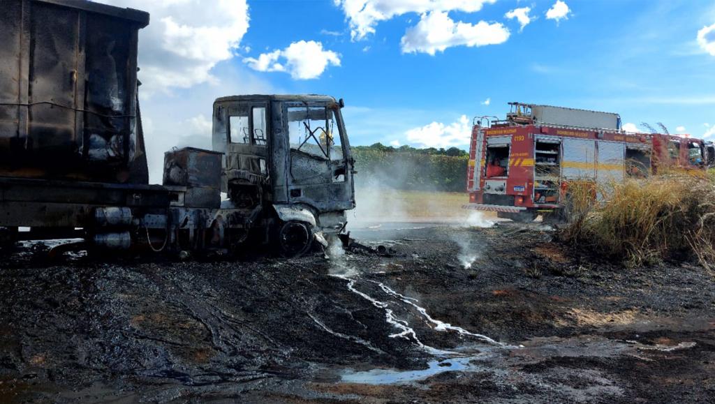 Caminhão-caçamba pega fogo na MG-188 em Patrocínio