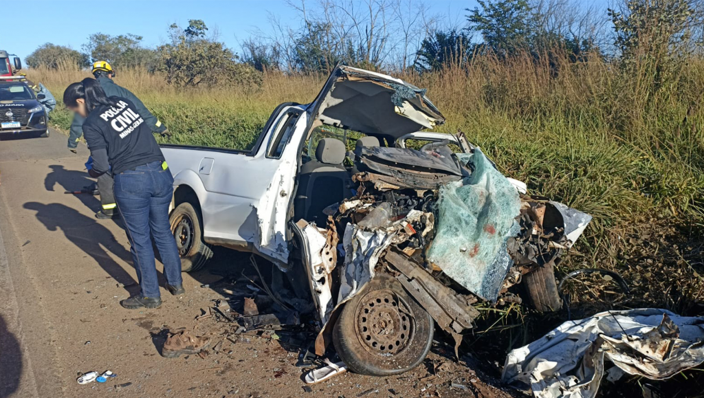 Colisão frontal deixa dois mortos na BR-365 na manhã desta quinta-feira (19)