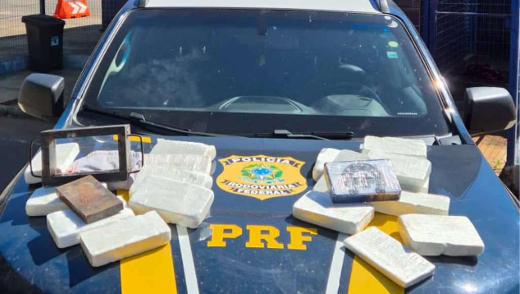 Homem é preso com 20 tabletes de cocaína e máquina de prensar droga em ônibus na BR-365