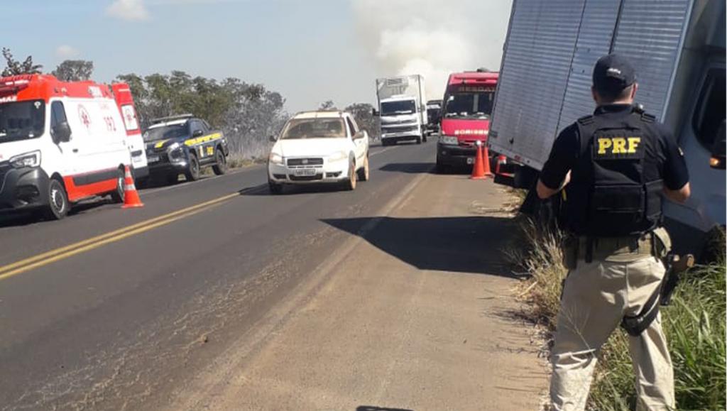 Incêndio às margens da BR-365 provoca colisão entre caminhões em Patrocínio