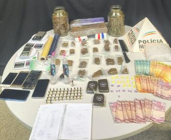 Polícia flagra tráfico de drogas em Patrocínio e prende dois suspeitos com arsenal de entorpecentes