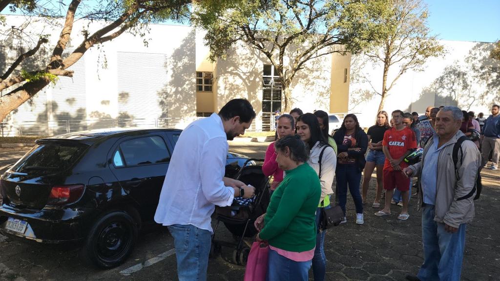 Prefeitura realiza distribuição de senhas para inscrições em programa habitacional