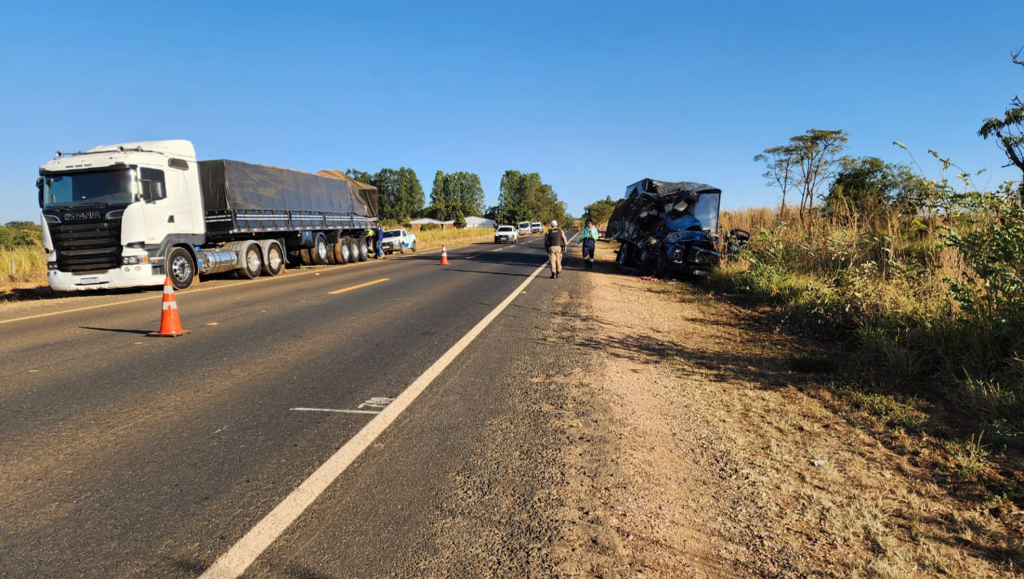 Caminhão bate na traseira de carreta na CMG-462 e motorista é socorrido em estado grave