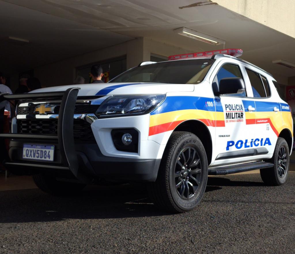 Homem agride enteada com copo de vidro e ameaça companheira de morte