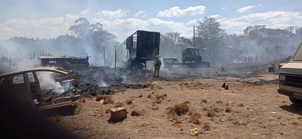 Incêndio às margens da BR-365 destrói caminhão, carreta e carro em Patrocínio