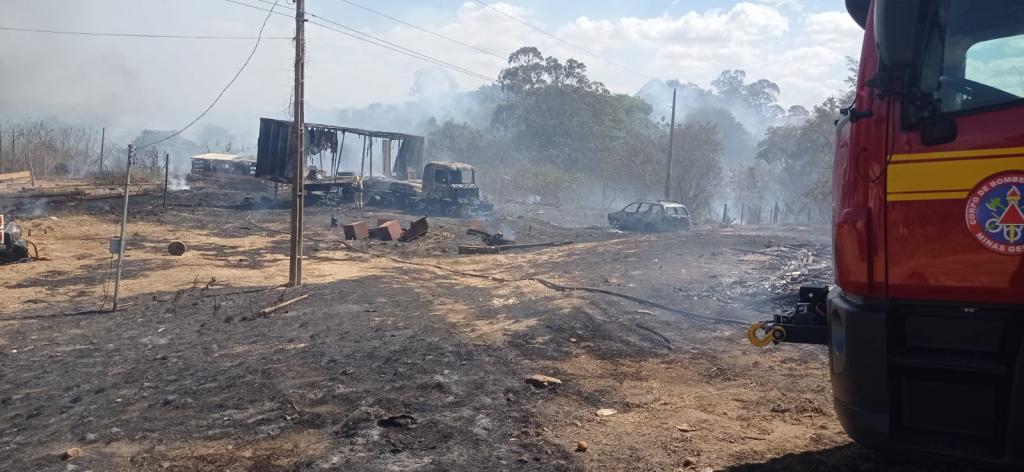 Imagem 1 do post Incêndio às margens da BR-365 destrói caminhão, carreta e carro em Patrocínio