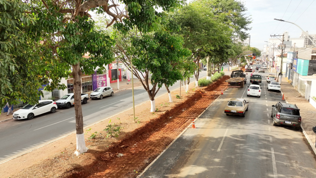 Obras de redução de canteiros na Avenida Rui Barbosa alteram trânsito no centro de Patrocínio
