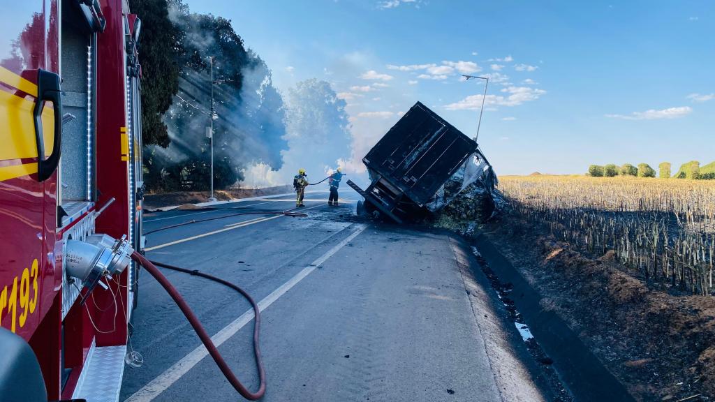 Carreta carregada de batatas pega fogo na BR-146 em Serra do Salitre