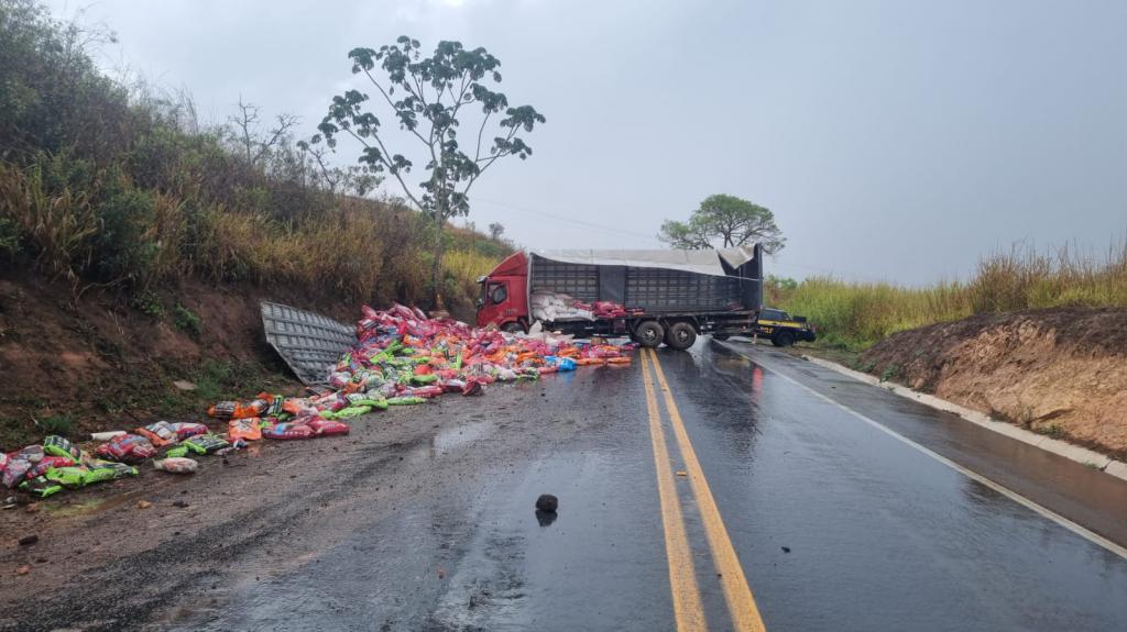 Chuva desta quarta causou três acidentes em 10 minutos na BR-365, diz PRF