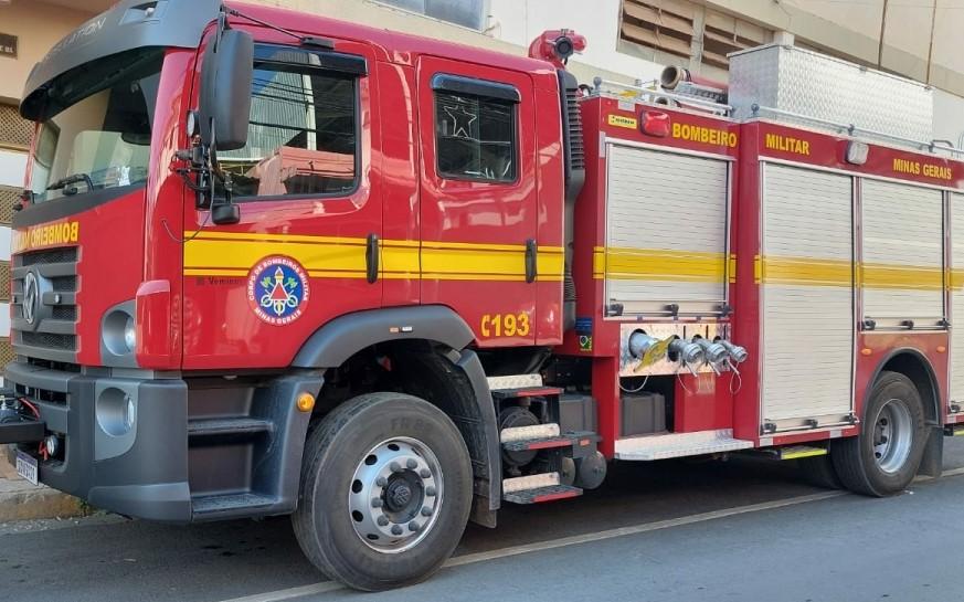 Corpo de Bombeiros controla incêndio em veículo no centro de Patrocínio