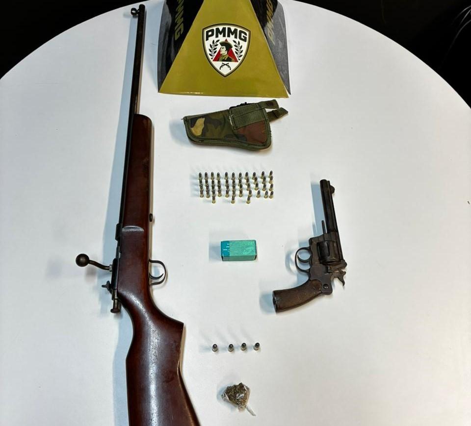 Homem é preso após ameaçar companheira e ser flagrado com armas e drogas