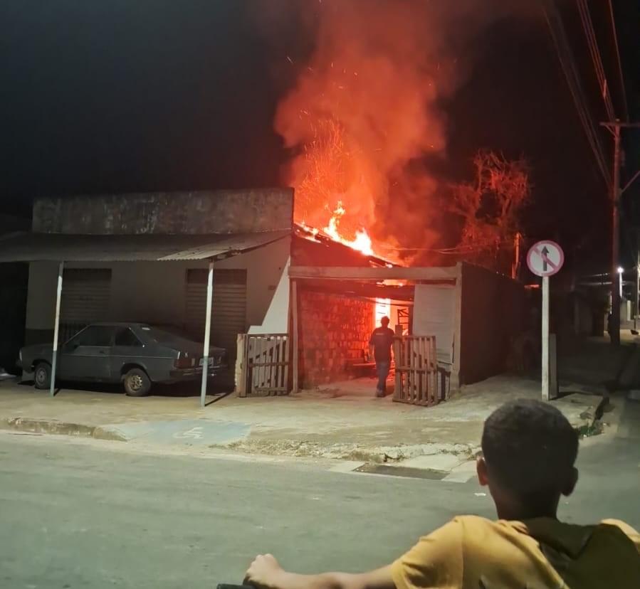 Incêndio em residência é controlado pelo Corpo de Bombeiros no bairro Matinha