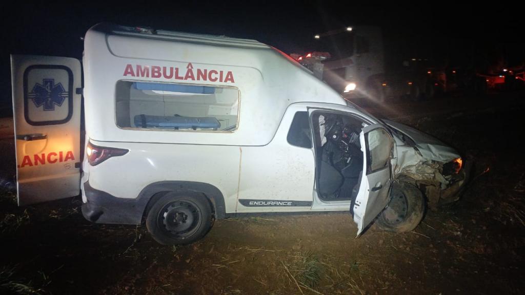 Ambulância da Prefeitura de Coromandel se envolve em acidente na MG-188