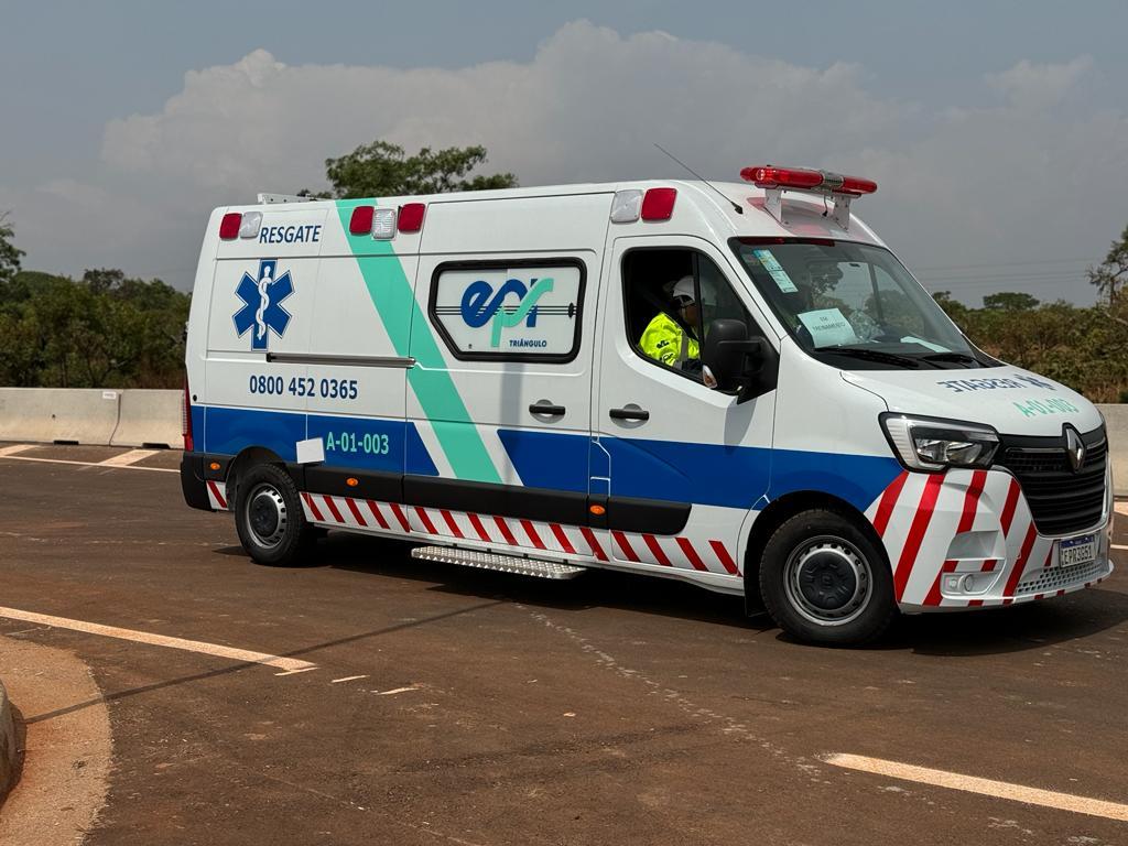 Carreta carregada de soja tomba na BR-365 e espalha carga pela pista; idoso fica ferido