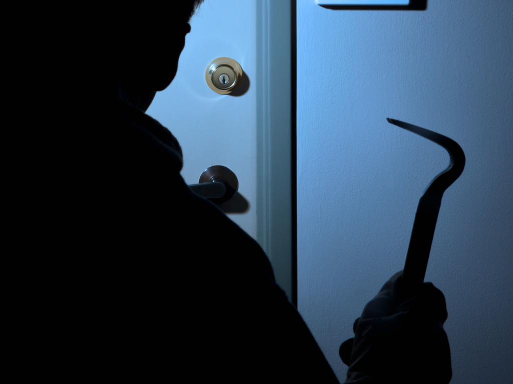 Criminosos arrombam oficina e furtam dinheiro e equipamentos em Patrocínio