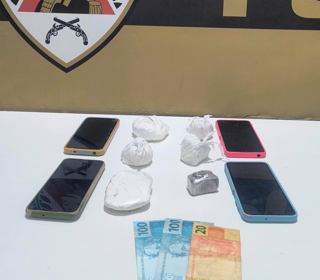 Dupla é presa com maconha e cocaína escondidas em carro durante madrugada em Serra do Salitre Dupla é presa com maconha e cocaína escondidas em carro durante madrugada em Serra do Salitre