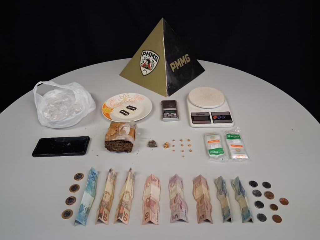 Homem é preso com drogas e balanças de precisão no bairro Enéas, em Patrocínio Homem é preso com drogas e balanças de precisão no bairro Enéas, em Patrocínio