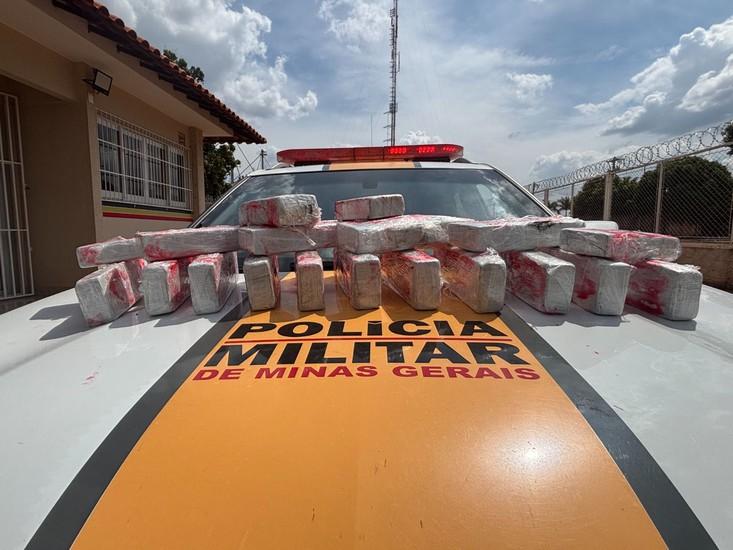 Jovem é presa com 19 barras de maconha em ônibus na MG-188; passageira confessou que receberia pagamento pelo transporte