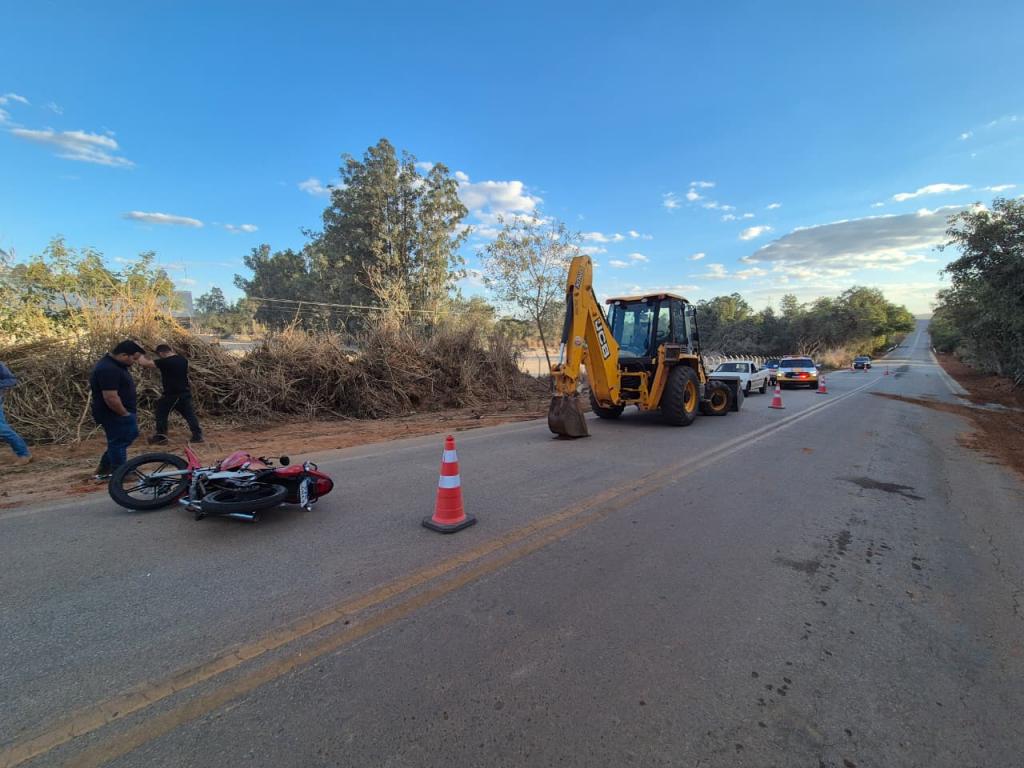 Motociclista fica gravemente ferido após bater em retroescavadeira em trecho em obras da MG-188