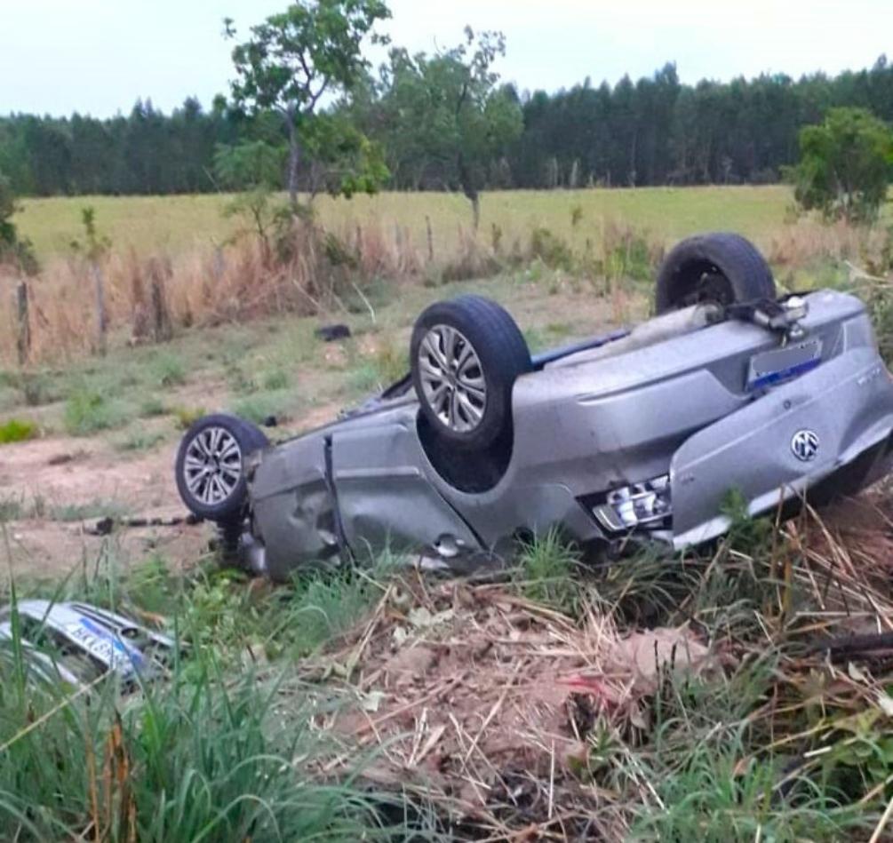 Motorista e passageiro morrem após carro capotar próximo a Monte Carmelo