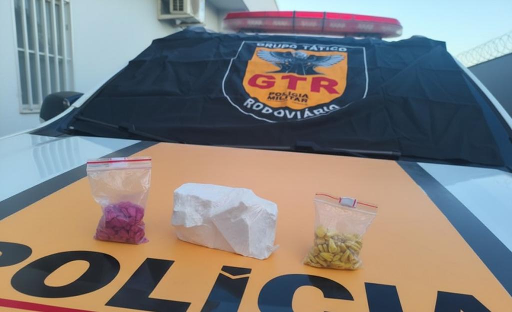 PM apreende cocaína e 200 comprimidos de ecstasy em ônibus na BR-146,...