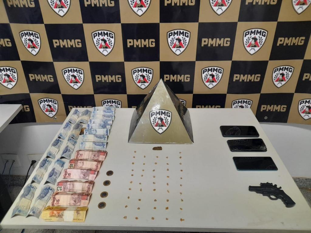 Polícia apreende drogas e prende suspeitos em operação no bairro Serra Negra, em Patrocínio