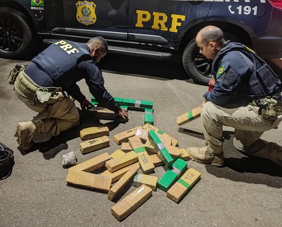 PRF apreende 30 tabletes de maconha e prende homem em ônibus na BR-365