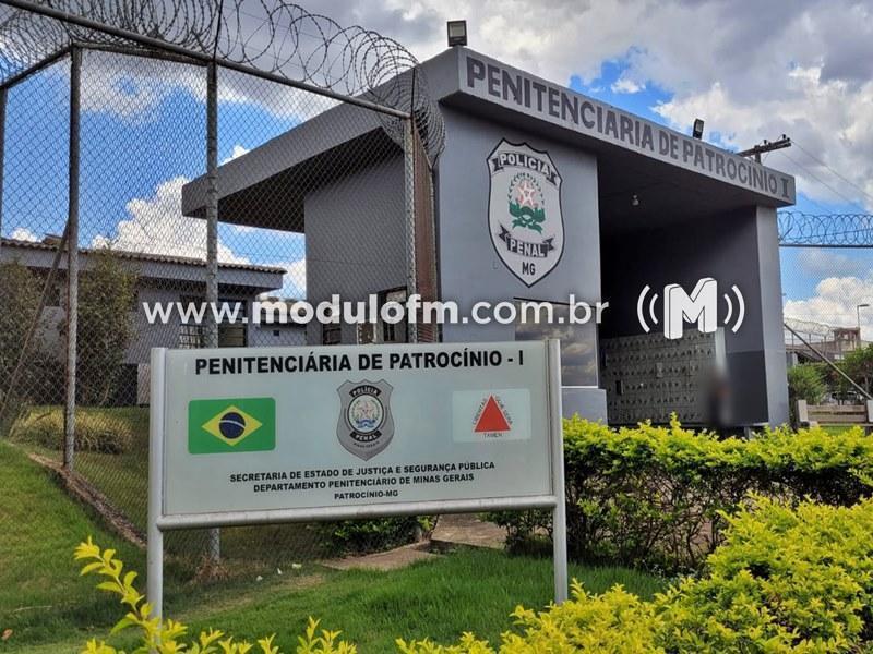 Professora é flagrada em ato sexual com detento dentro de Penitenciária de Patrocínio Professora é flagrada em ato sexual com detento dentro de Penitenciária de Patrocínio