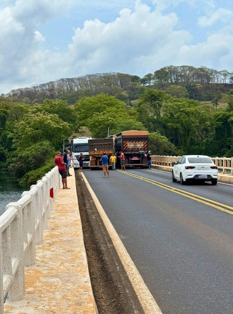 Imagem 1 do post Acidente entre caminhões bloqueia ponte da BR-365 entre Patrocínio e Uberlândia Imagem 1 do post Acidente entre caminhões bloqueia ponte da BR-365 entre Patrocínio e Uberlândia