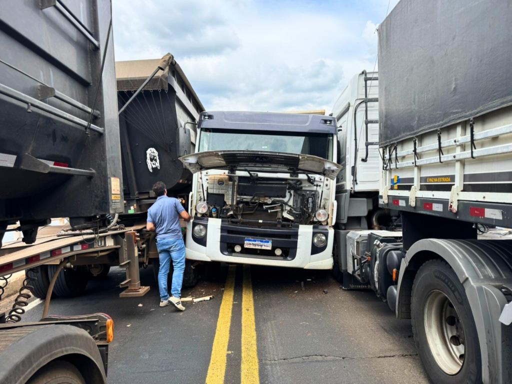 Acidente entre caminhões bloqueia ponte da BR-365 entre Patrocínio e Uberlândia Acidente entre caminhões bloqueia ponte da BR-365 entre Patrocínio e Uberlândia