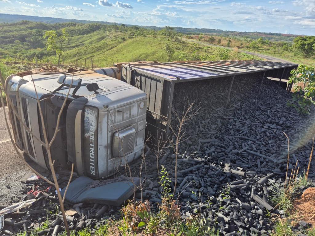Caminhão carregado com carvão tomba na MG-188 e interdita parcialmente a rodovia em Coromandel