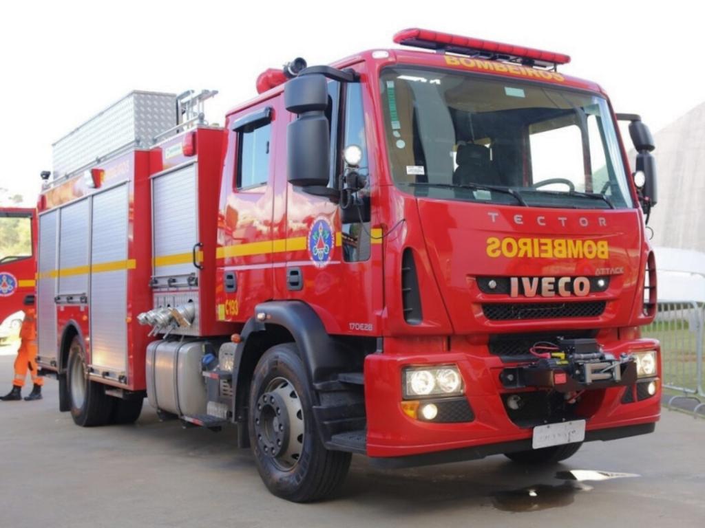 Incêndio destrói parte de galpão abandonado em Patrocínio