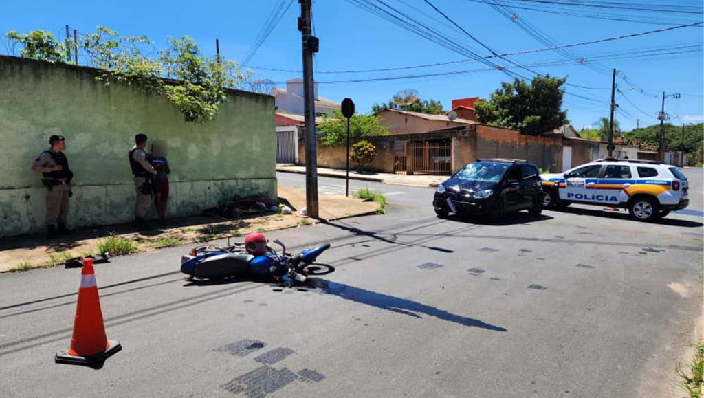 Motociclista fica ferido após avançar parada obrigatória e bater em carro no bairro Santo Antônio