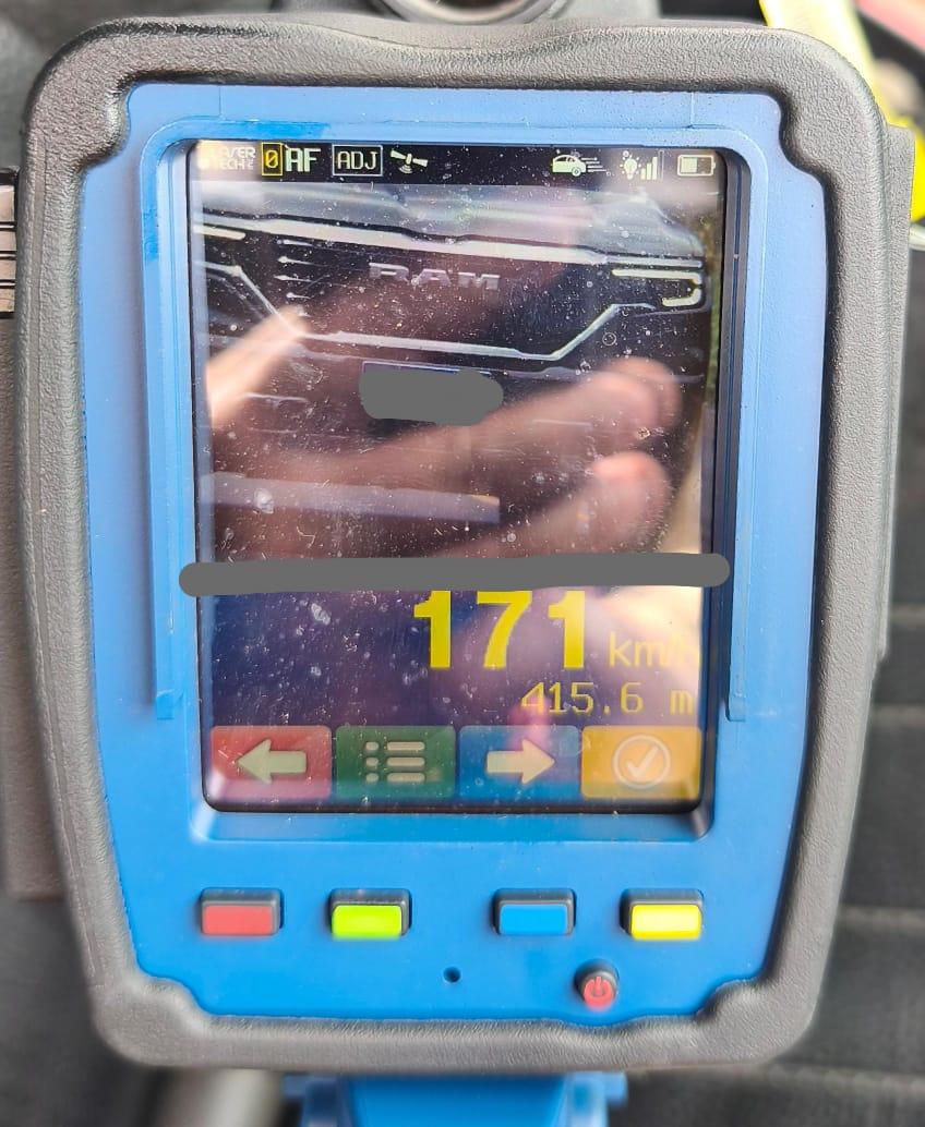 Motorista é flagrado a 171 km/h fazendo ultrapassagem proibida em ponte da região