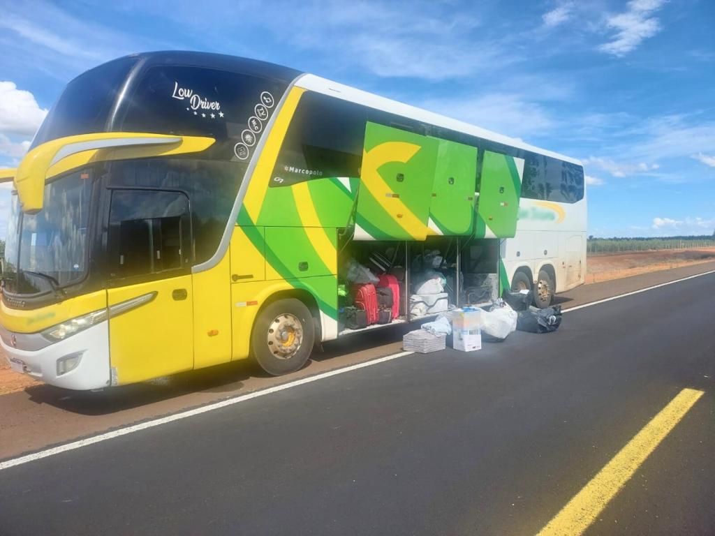 Polícia Rodoviária apreende mais de 100 pares de tênis contrabandeados em ônibus na MG-190
