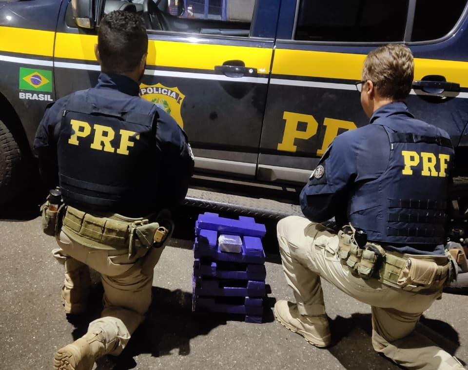 Traficantes de drogas são detidos pela PRF com 20 tabletes de maconha na BR-365