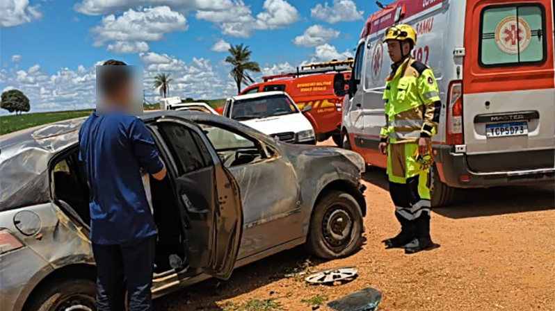 Criança fica ferida após capotamento de veículo na via de acesso a Pedros
