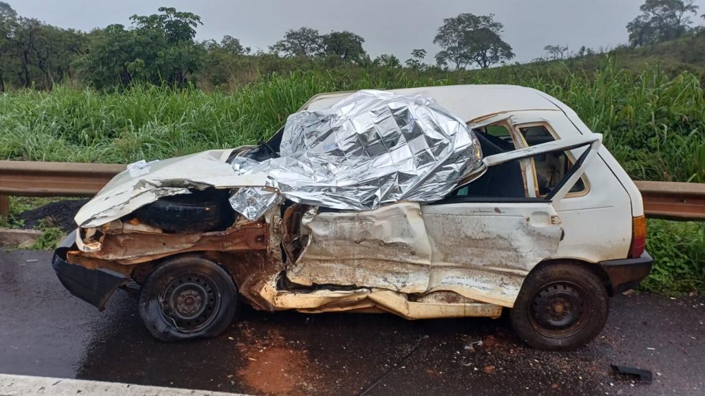 Acidente entre carro e carreta tira a vida de homem em mais uma ocorrência grave na BR-365