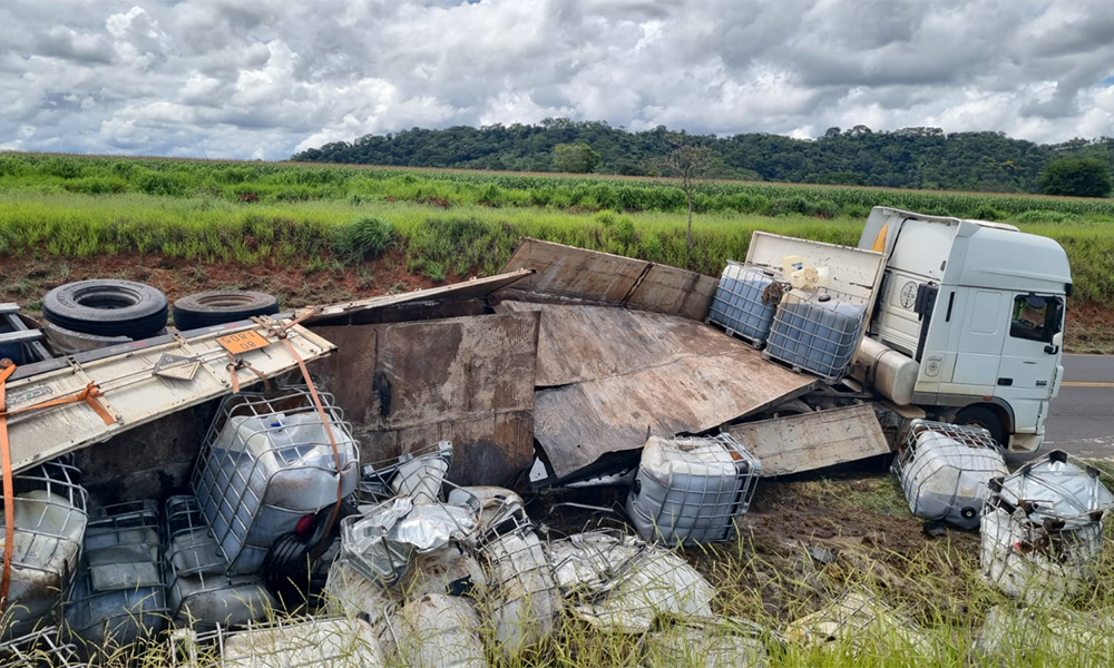 Carreta com carga química tomba na BR-365 e provoca vazamento próximo a Guimarânia