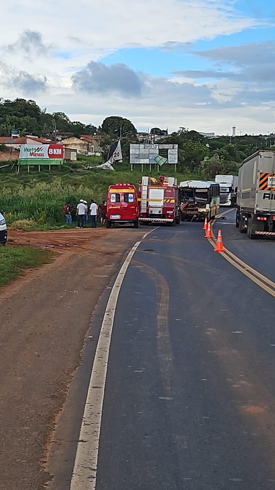 Imagem 6 do post Colisão entre ônibus rural e carreta deixa feridos leves na BR-365, em Patrocínio
